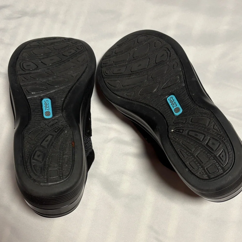 Bzees Black Slip-On Clogs like new. - Picture 4 of 5